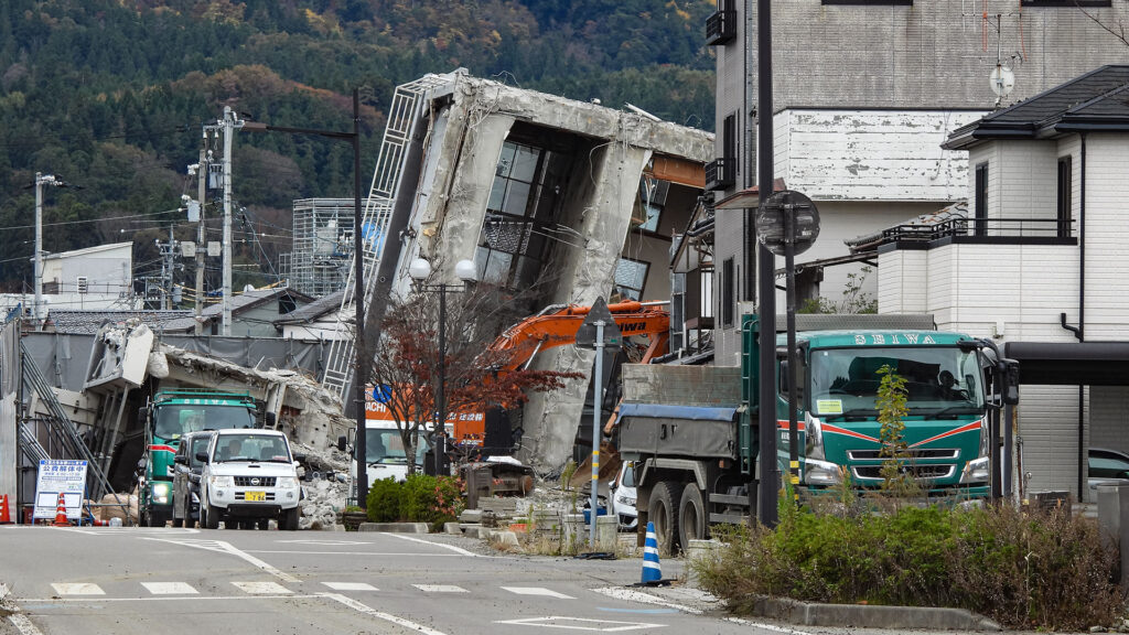 地震の影響で倒壊した五島屋ビルの解体作業