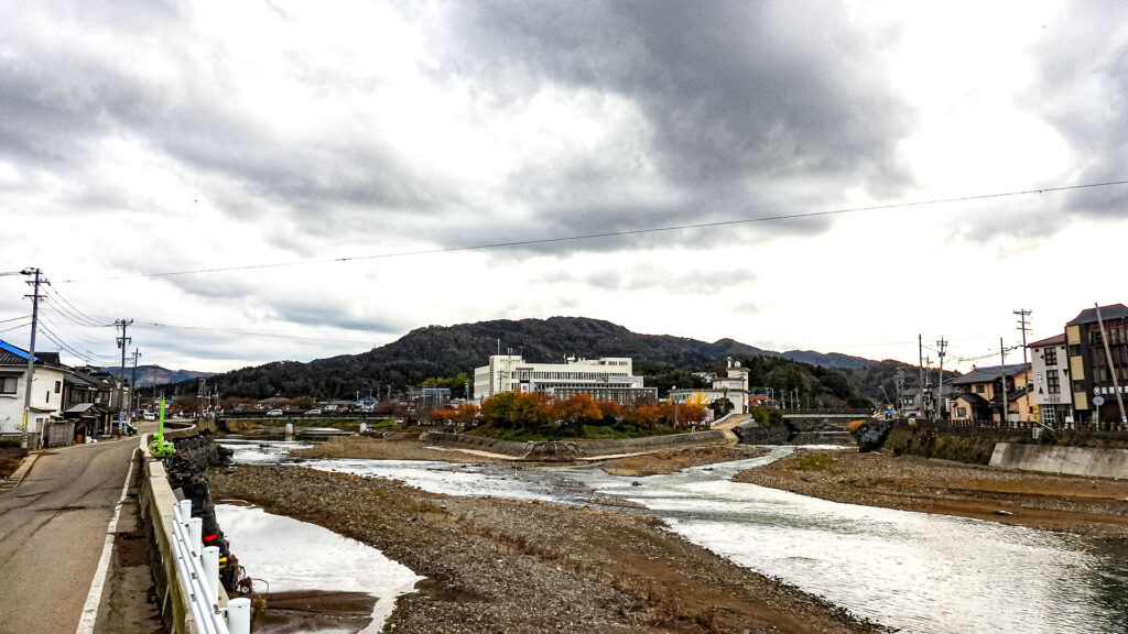 両側を川に挟まれた輪島市役所