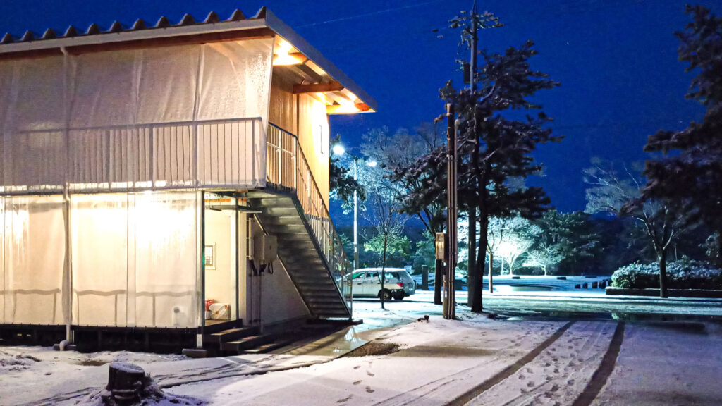 雪に包まれる見附島仮設住宅