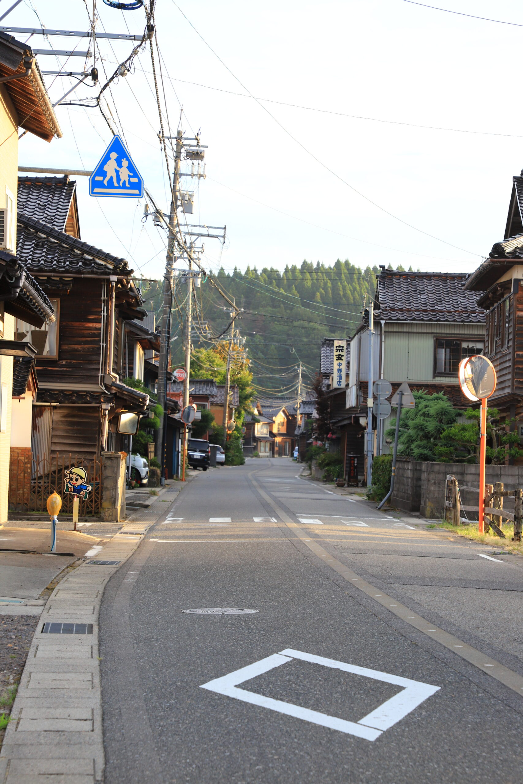 2023年8月15日珠洲市、内浦街道春日野地区。見附島から出て北側方面。 家族親戚と旧祖父母の実家(別荘)に帰省中。早朝見附島のご来光を見たあとに別荘に帰宅途中に撮影。人や車もく、閑静という言葉がぴったりで思わず写真に収めました。