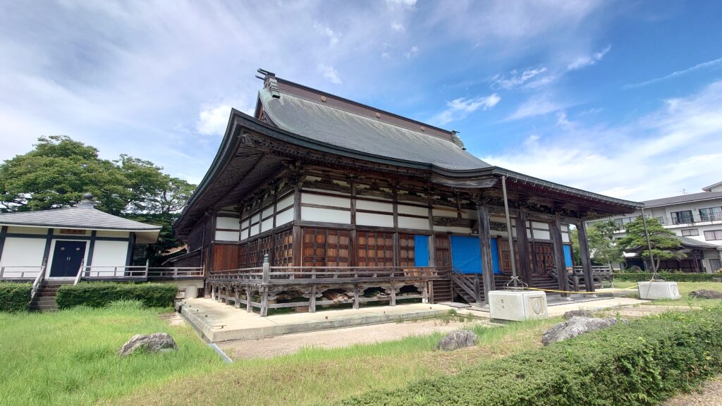 妙厳寺 珠洲市宝立町1-1 祖父母の眠るお墓のあるお寺です。地震で本堂が崩れたとのことでびっくりしました。 2023年8月14日に撮影しました。こちらも震災前に偶然撮っており何かの運命の導きなのかと感じました。